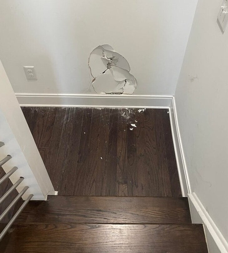 "Мой приятель снял двухуровневую квартиру - и тут же упал с лестницы"