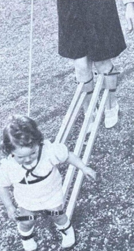 Приспособление, чтобы учить ребёнка ходить, 1939 год
