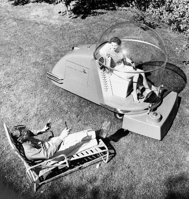 Это многофункциональное устройство могло не только стричь траву, но и собирать снег. А внутри кабины был встроен кондиционер и радиотелефон, 1957 год