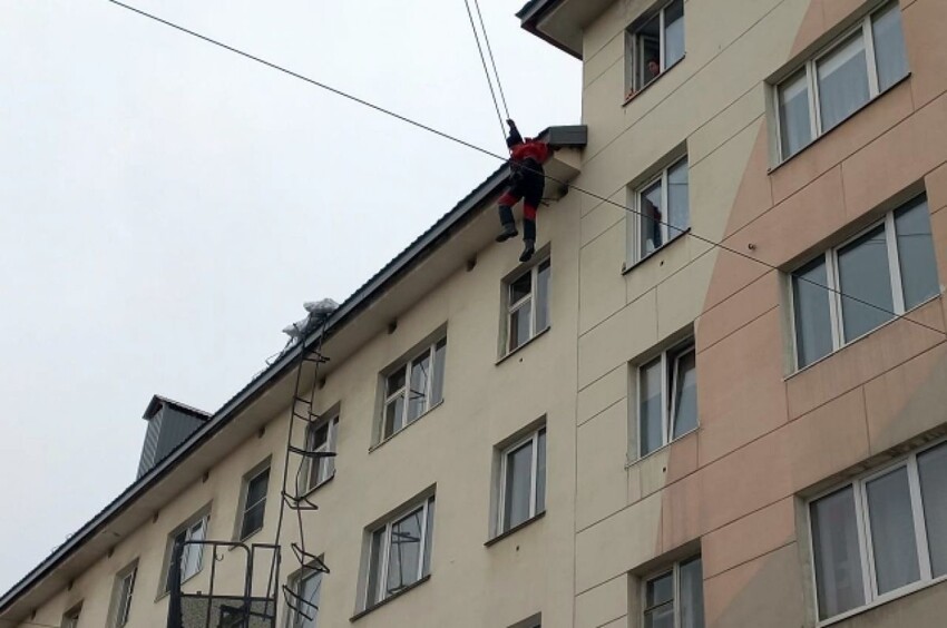 В Мурманске рабочий слетел с крыши, пытаясь очистить ее от снега