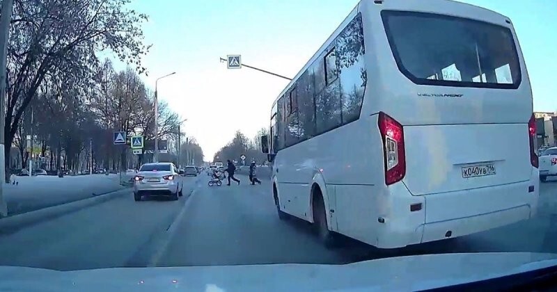Сломя голову через проезжую часть: в Нижнекамске автобус сбил мальчика