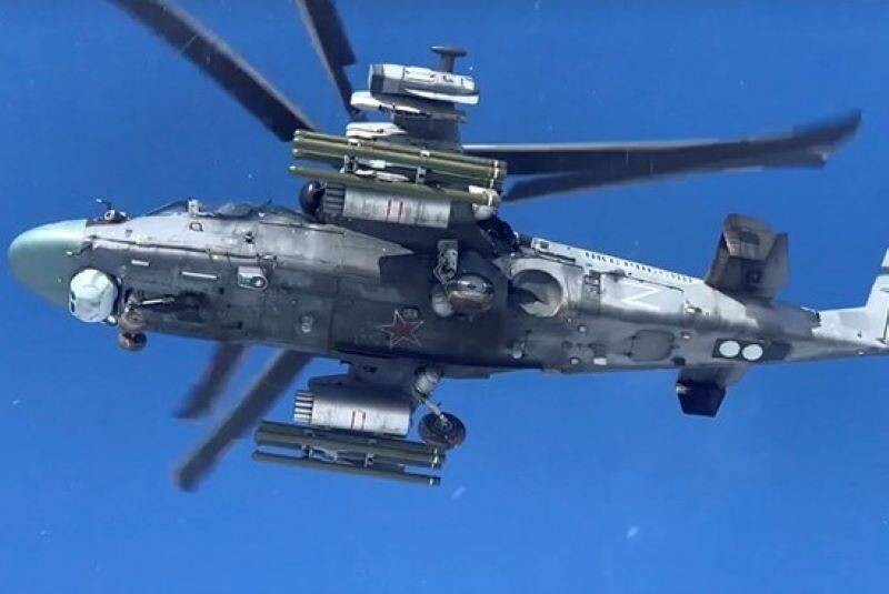 В Минобороны РФ продемонстрировали вертолётную атаку на бронетехнику ВСУ