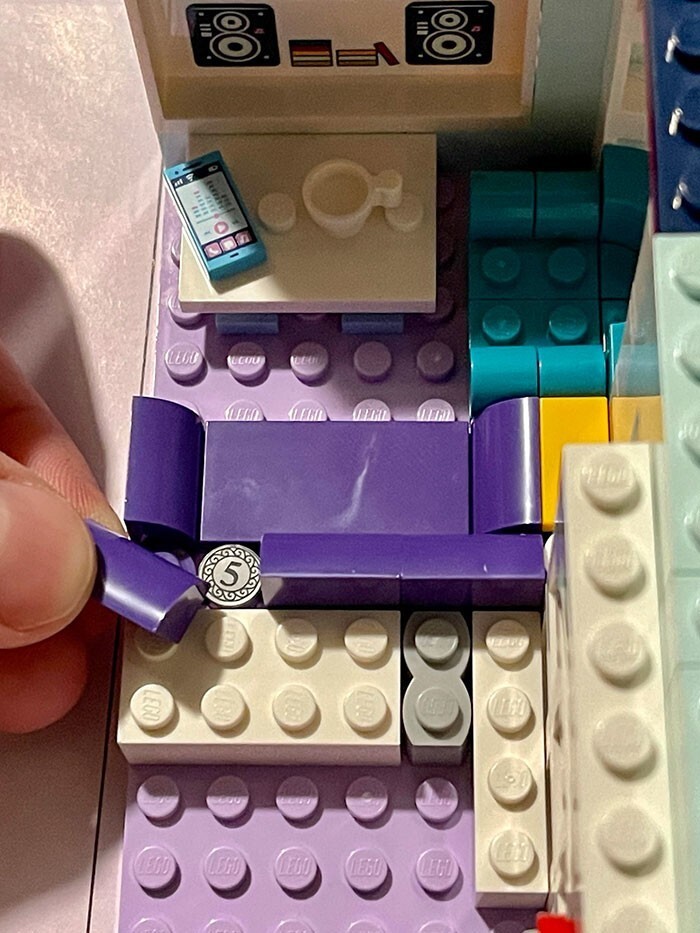 18. Набор LEGO с мелочью в диване