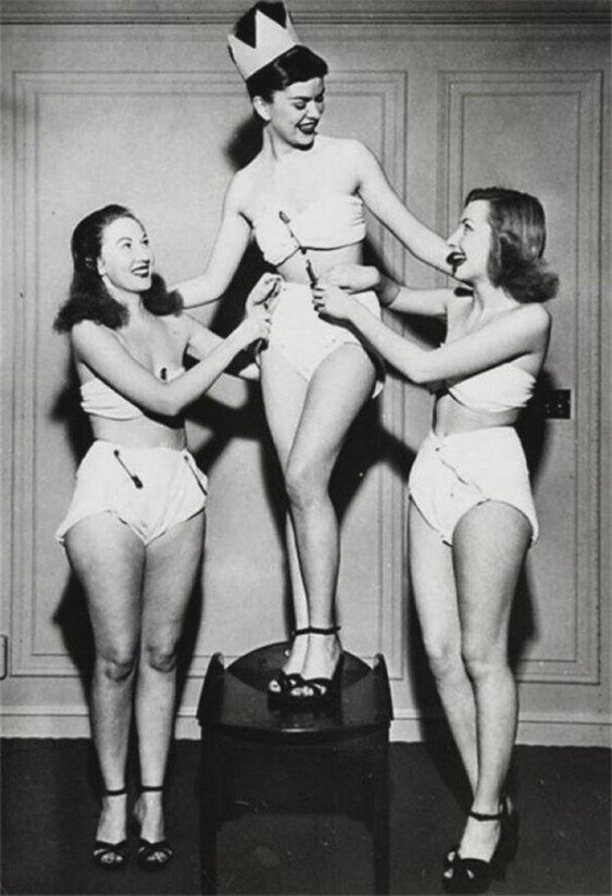 На фото Бетти Баретт — победительница еще одного необычного конкурса, в ходе которого конкурсанткам нужно было дефилировать в самодельных подгузниках.  Конкурс проводил Институт исследования пеленок Америки. 1947 год.