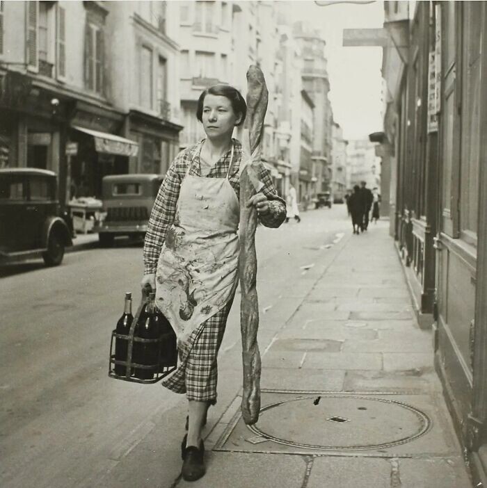 27. Француженка несет багет и шесть бутылок вина, Париж, Франция, 1945 год