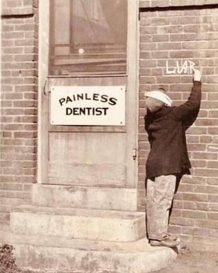 6. Разочарованный юный пациент пишет «Обманщик» рядом с табличкой «Стоматолог без боли», 1920-й год