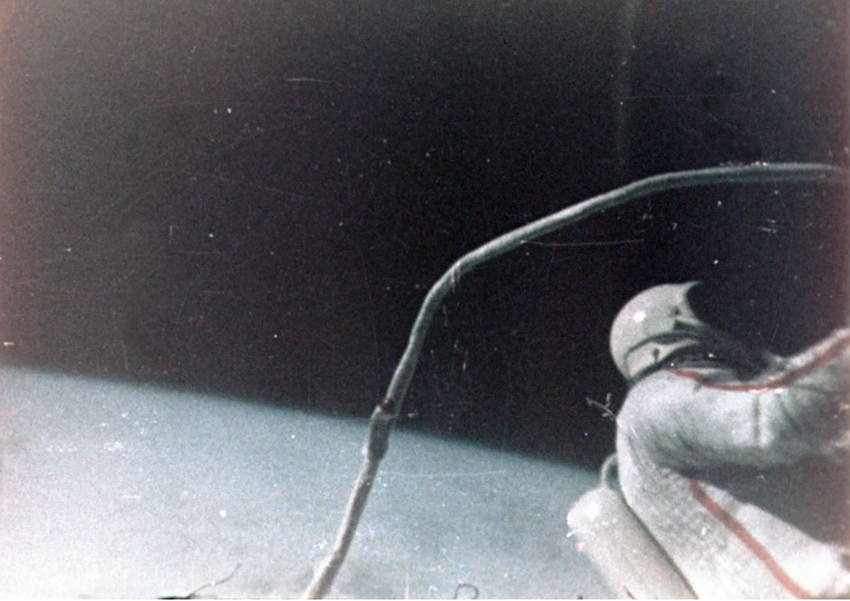 57 лет назад осуществлен первый выход человека в открытый космос