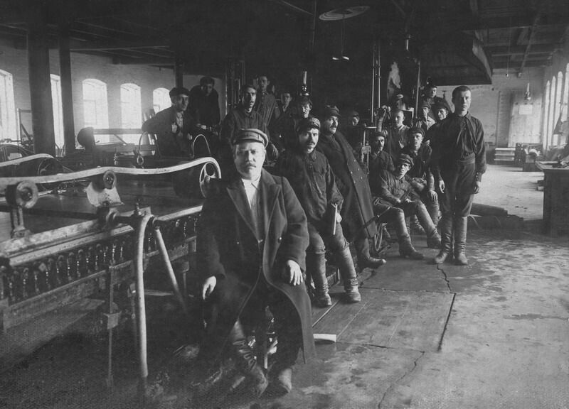 Рабочие Кинешемской картонно-бумажной фабрики. 1890-е, Костромская губерния, г. Кинешма