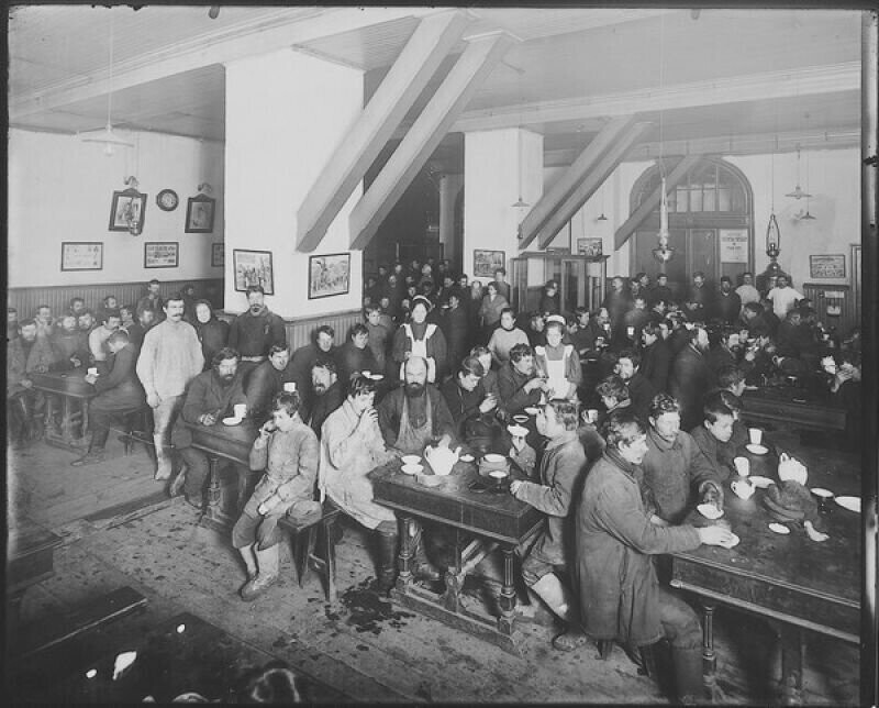 Столовая в гостинице для рабочих, устроенной городским Попечительством о народной трезвости в помещении бывшего Стеклянного завода. Ноябрь 1909 года, г. Санкт-Петербург
