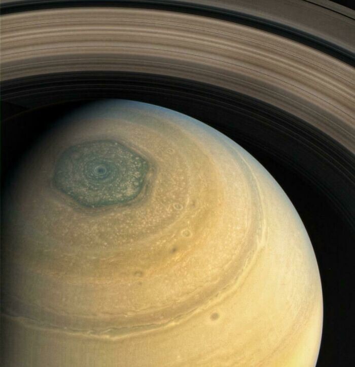 18. Северный полюс Сатурна представляет собой шестиугольник