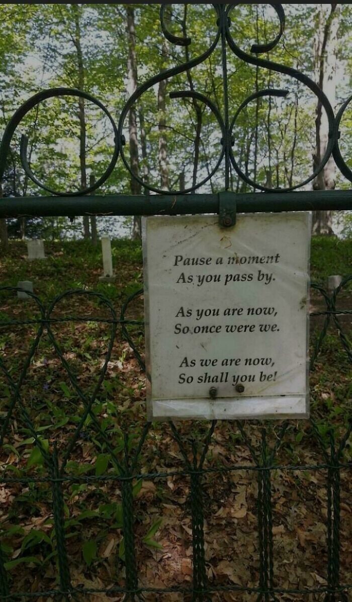 22. Надпись на воротах кладбища: "Проходя мимо, задержись на секунду. Когда-то мы были такими, как ты. Когда-то ты станешь таким, как мы".