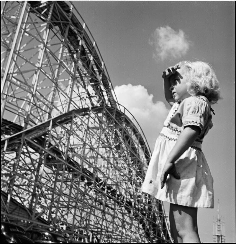  Девочка у американских горок, 1946 год.