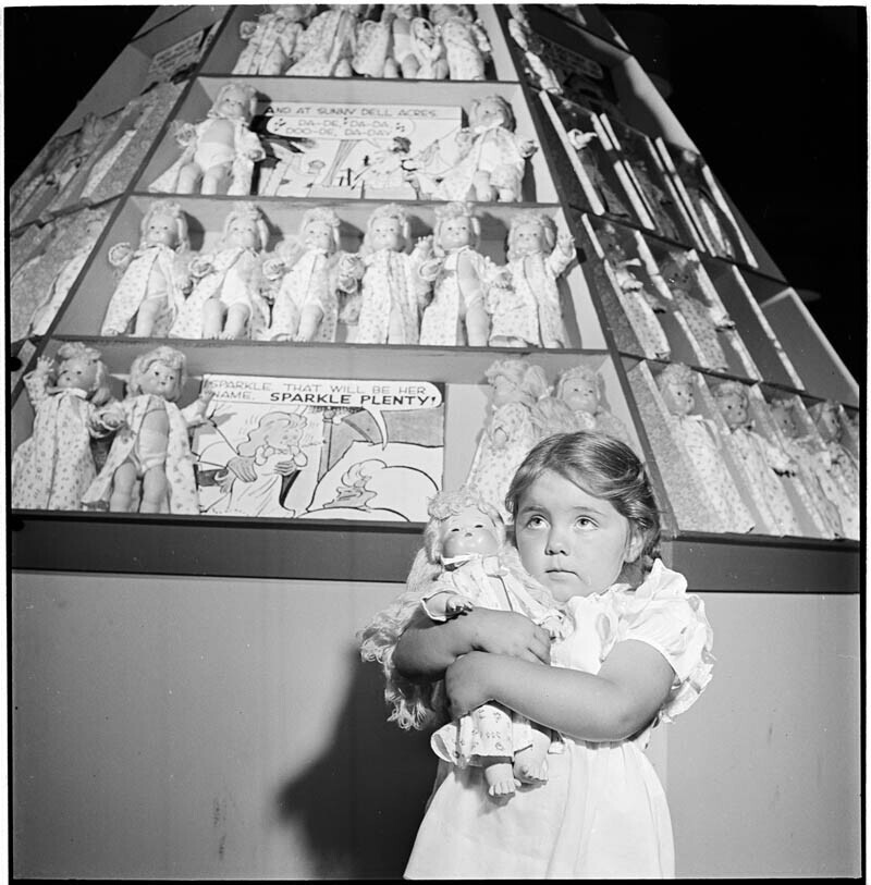 Девочка и куклы, 1947 год. 