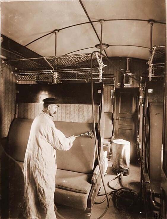 Работник поезда пылесосит вагоны II класса, Петербурго-Варшавская железная дорога, 1916 год, Российская империя.