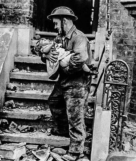 Лондонский спасатель выносит девочку из развалин, 1944 год