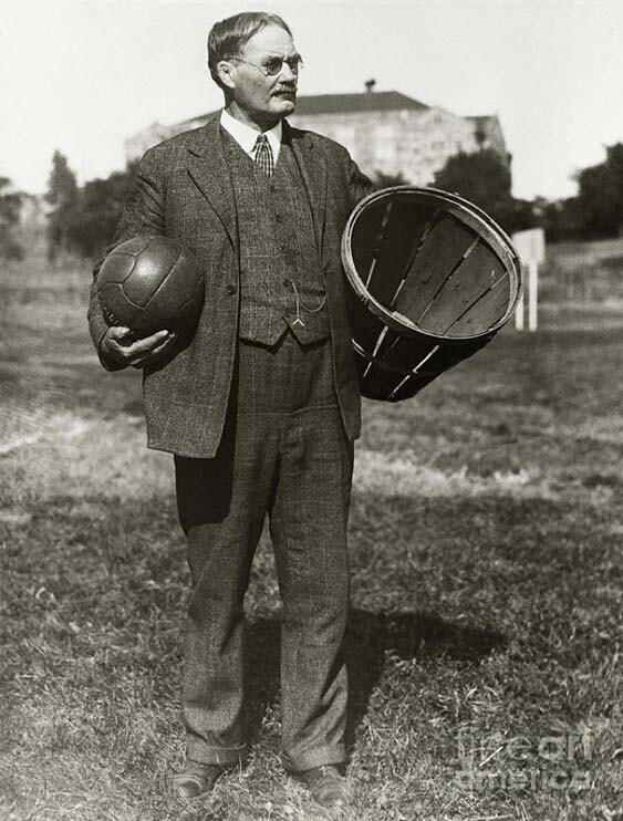Джеймс Нейсмит, который преподавал в американском колледже в Спрингфилде в конце 19 века искал новый способ увлечь студентов колледжа занятиями спортом.
