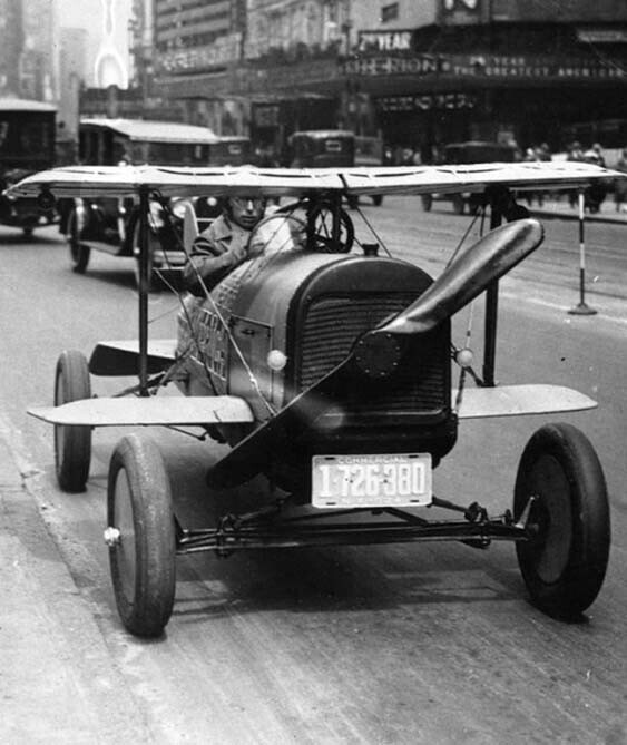 Автомобиль с крыльями и пропеллером, торчащим из решетки радиатора. Таймс-Сквер, Нью-Йорк, 1924 год