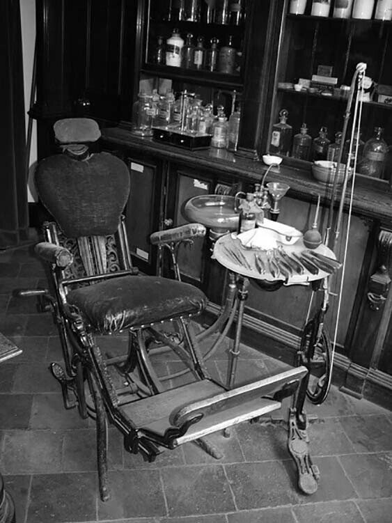 Кабинет зубного врача с зубоврачебным креслом Викторианской эпохи