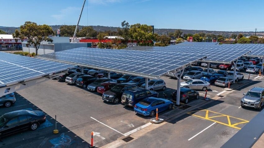 Парковка у супермаркета оборудована солнечными панелями
