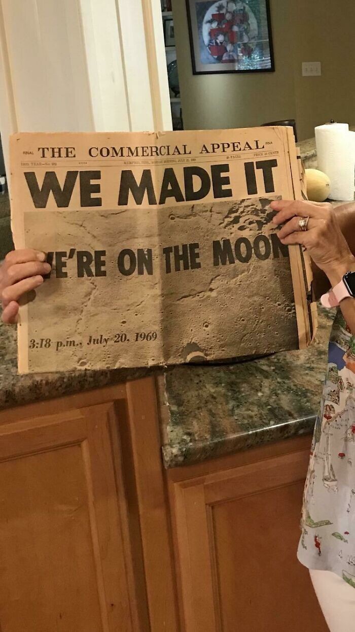22. "Моя прабабушка сохранила газету с новостью о высадке Америки на Луну. Мы нашли ее сегодня"