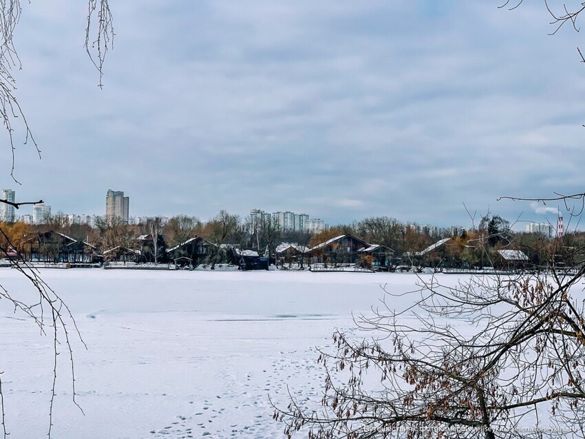 Заброшенный трехэтажный замок в Москве на берегу реки