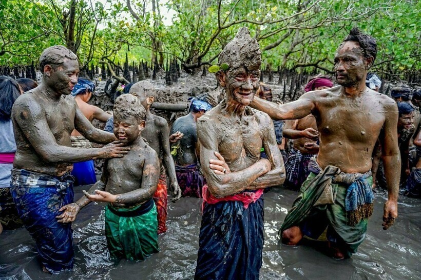 12 фото грязевых ванн Бали: что это за странная традиция раз в год сильно пачкаться