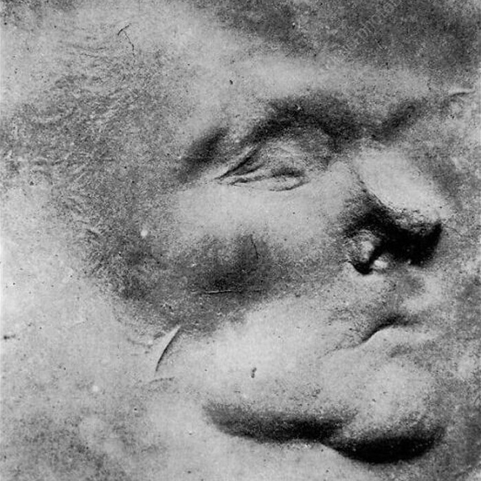 Изображение лица на подносе с замазкой, сделанное итальянским экстрасенсом Эусапией Палладино (1854-1918), как она утверждала, методом телекинеза