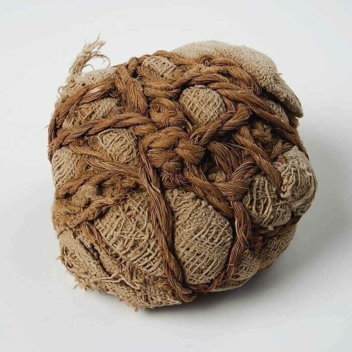 4500 лет назад родители из Древнего Египта положили этот самодельный мяч в могилу своего ребенка как игрушку, с которой он мог бы играть в загробной жизни
