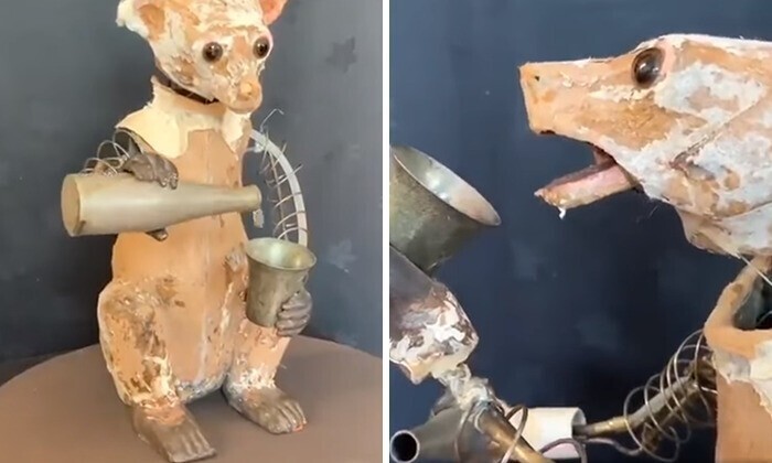Старинная автоматическая игрушка-медведь, мех которого съела моль
