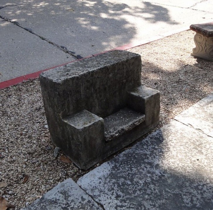 "Заметили маленькую бетонную скамеечку. Для чего она?"