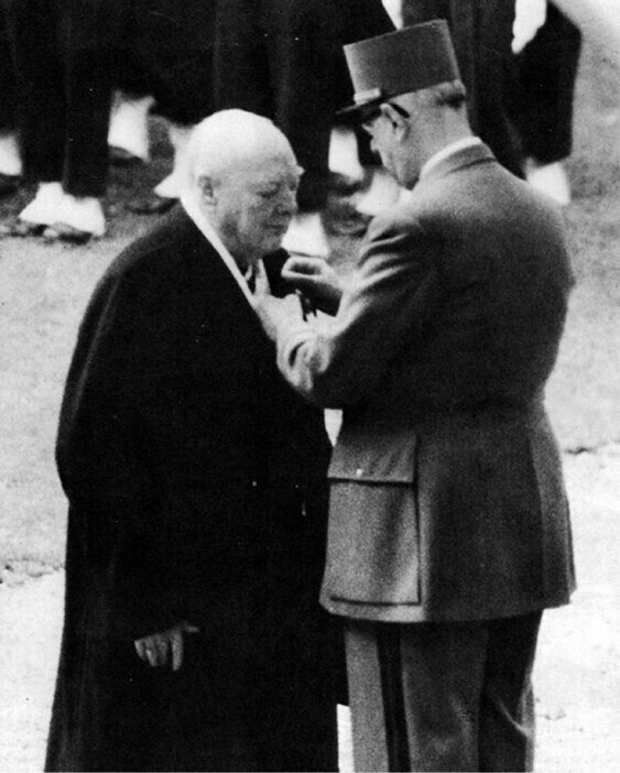 Сэр Уинстон Черчилль получает Орден Освобождения от Шарля де Голля в Париже , 1958 год