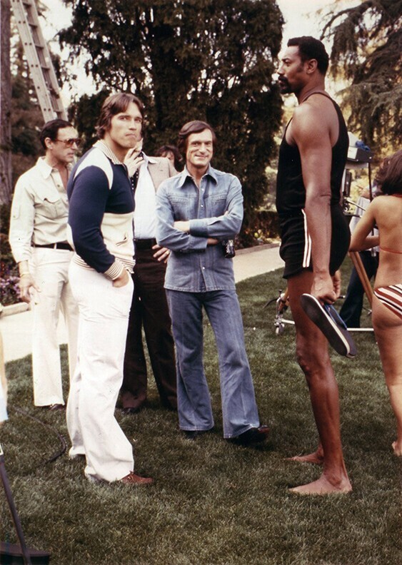 Арнольд Шварценеггер, Хью Хефнер и Вилт Чемберлен в особняке Playboy, 1977 год