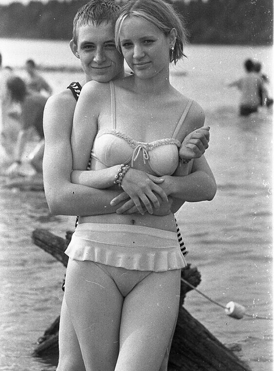  Молодая пара отдыхает на берегу реки. Сыктывкар, 1980-е