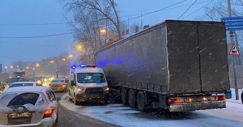 Невнимательный дальнобойщик: в Екатеринбурге пенсионерку сбила фура
