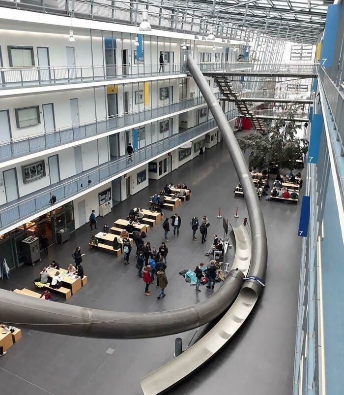 8. В Техническом университете Мюнхена с четвертого этажа можно спуститься с помощью горки вместо лестницы