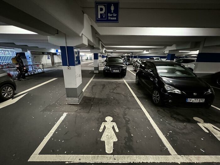 17. Парковочные места для женщин. Около 7% насильственных преступлений против женщин происходят на парковках, и это попытка сделать ее более безопасной для женщин