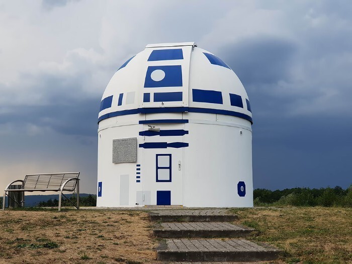 11. Один немецкий профессор, заядлый фанат «Звездных войн», перекрасил обсерваторию в R2-D2