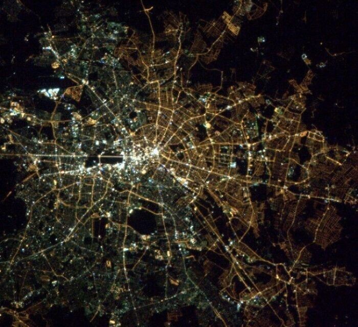 30. Из космоса можно до сих пор увидеть границу между восточным и западным Берлином из-за разного типа лампочек, которые используют в этих регионах