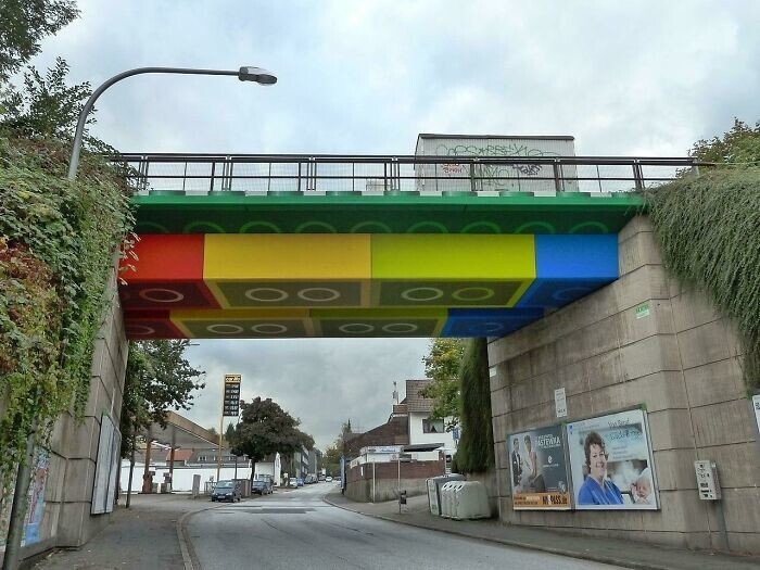 31. Мост в Германии покрасили в стиле LEGO