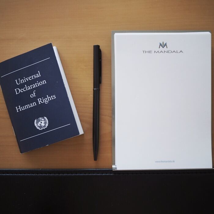4. В каждом номере немецкого отеля лежит копия Декларации прав человека ООН
