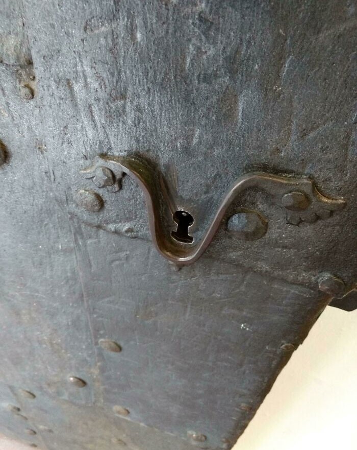 35. Старинная дверь 1380 года в Регенсбурге с деталью, которая поможет жильцу попасть ключом в замочную скважину, если он перепил