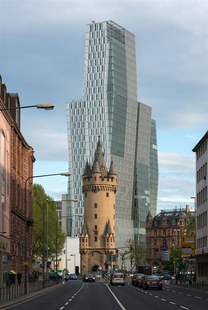 24. Самое старое здание во Франкфурте, башня Эшенхайм, на фоне современного небоскреба