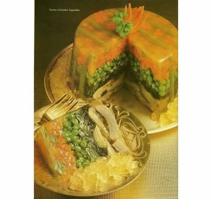 15. Желатиновый овощной торт, мода 70-х годов