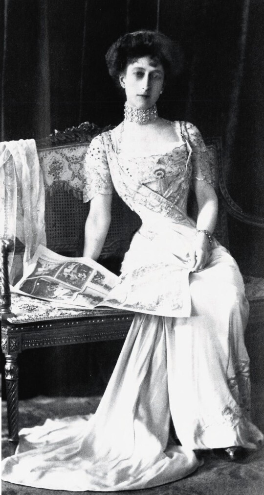 Королева Норвегии Мод в одном из своих шикарных платьев, 1909 год