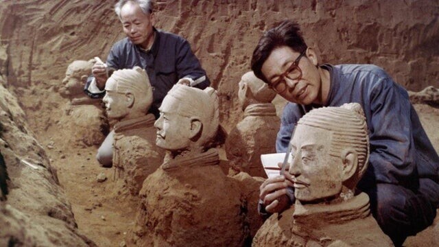 Археологи ведут раскопки древних терракотовых скульптур воинов в Сиане, КНР, 1979 год