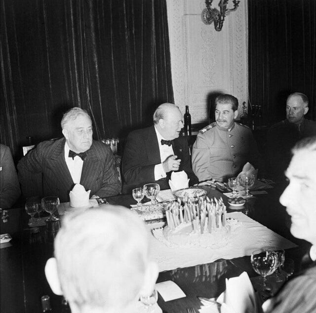 Черчилль, Рузвельт и Сталин празднуют день рождения Черчилля, 1943 год