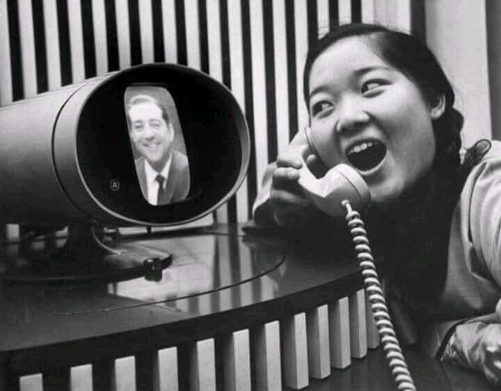 В 1960-х годах Bell Labs AT & T разработала платформу для видеозвонков, известную как Picturephone, где люди могли смотреть друг на друга во время разговора по телефону