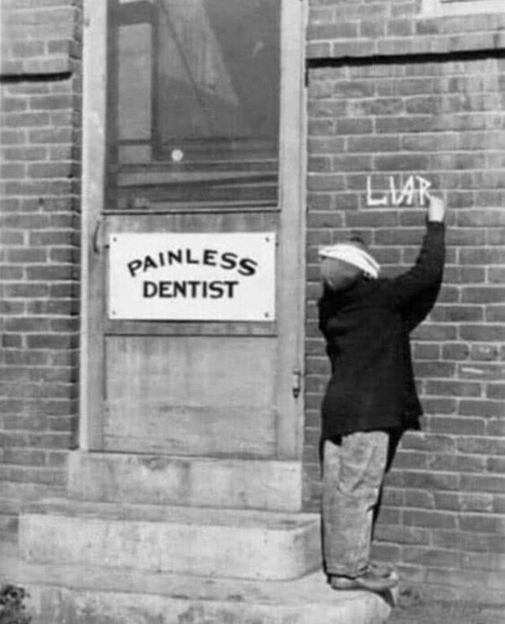 Разочарованный юный пациент пишет «Обманщик» рядом с табличкой «Стоматолог без боли», 1920-й год