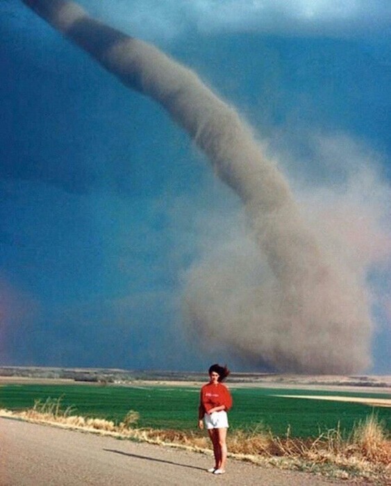 Жительница Небраски Одра Томас фотографируется на фоне торнадо, 1989 год
