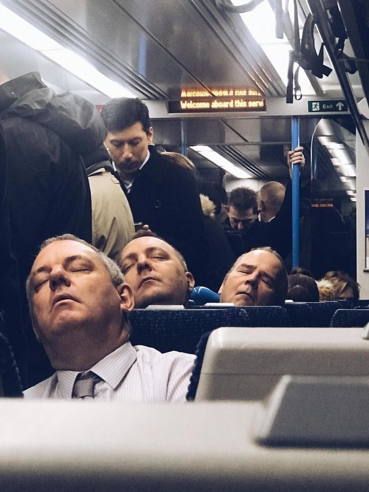 Каков шанс встретить троих спящих мужчин одного возраста, с одной причёской и выражением лица? 